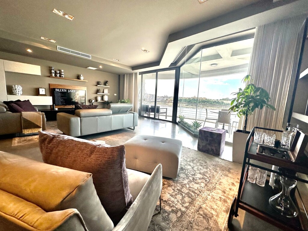 Luxury seafront apartment's Image 10