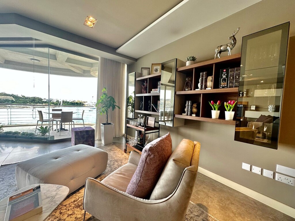 Luxury seafront apartment's Image 9
