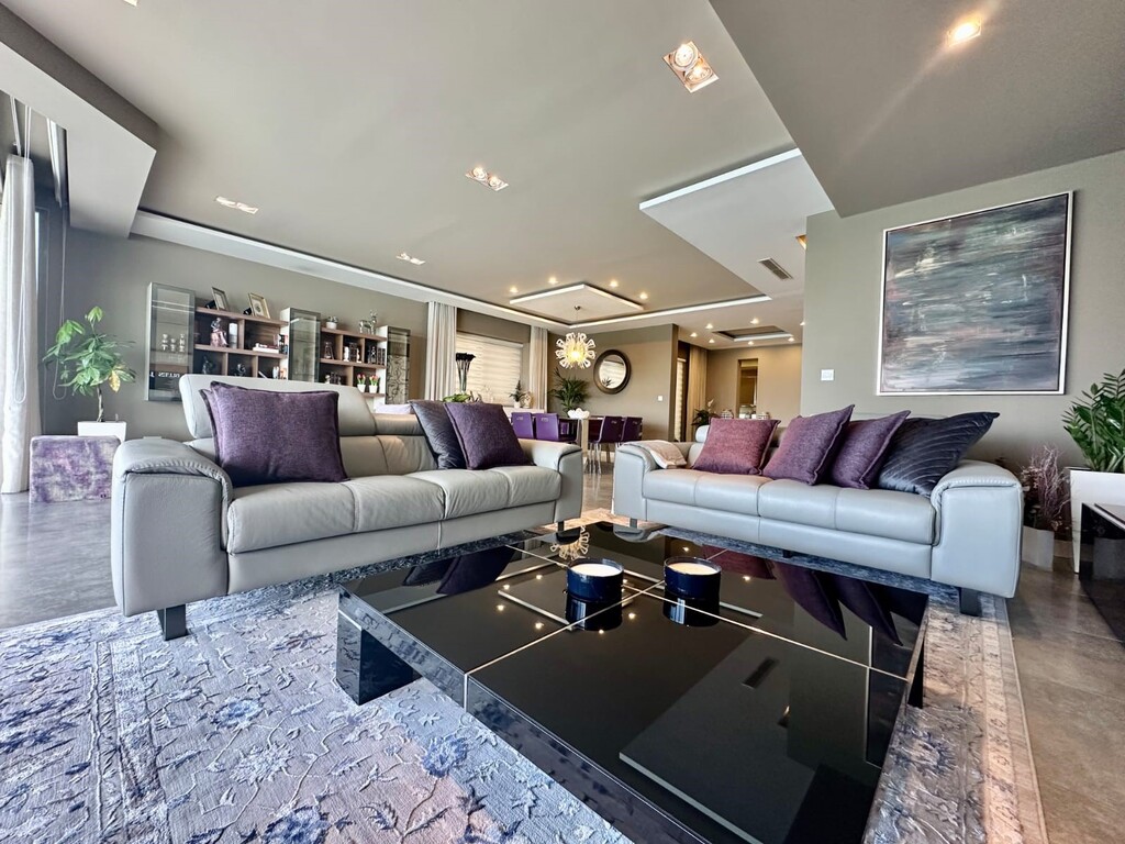 Luxury seafront apartment's Image 6