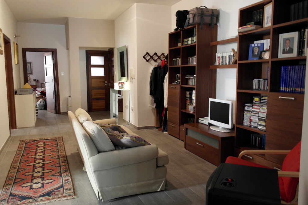 P_000353_second_living_space.jpg
