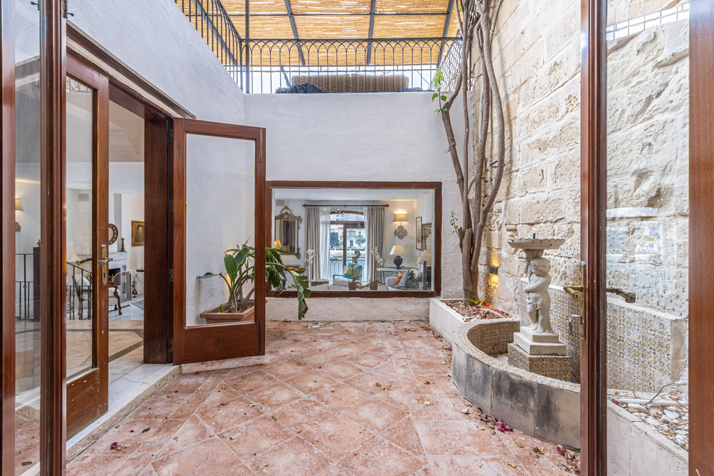 St Julians, Seafront Town House's Image 8