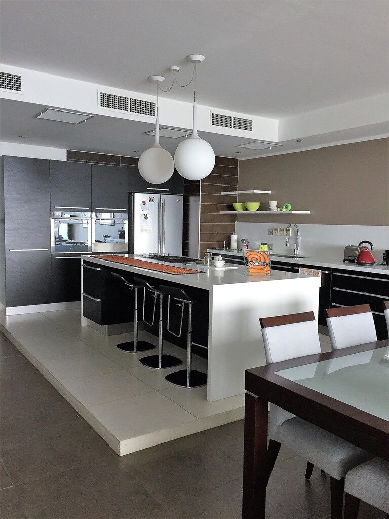 P_000827_KITCHEN.jpg