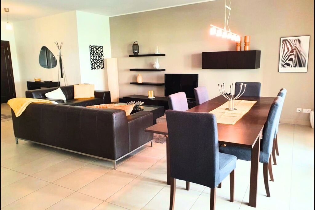 PenderGardens-Bright-Three-Bedroom-Apartment-To-Let-Christies