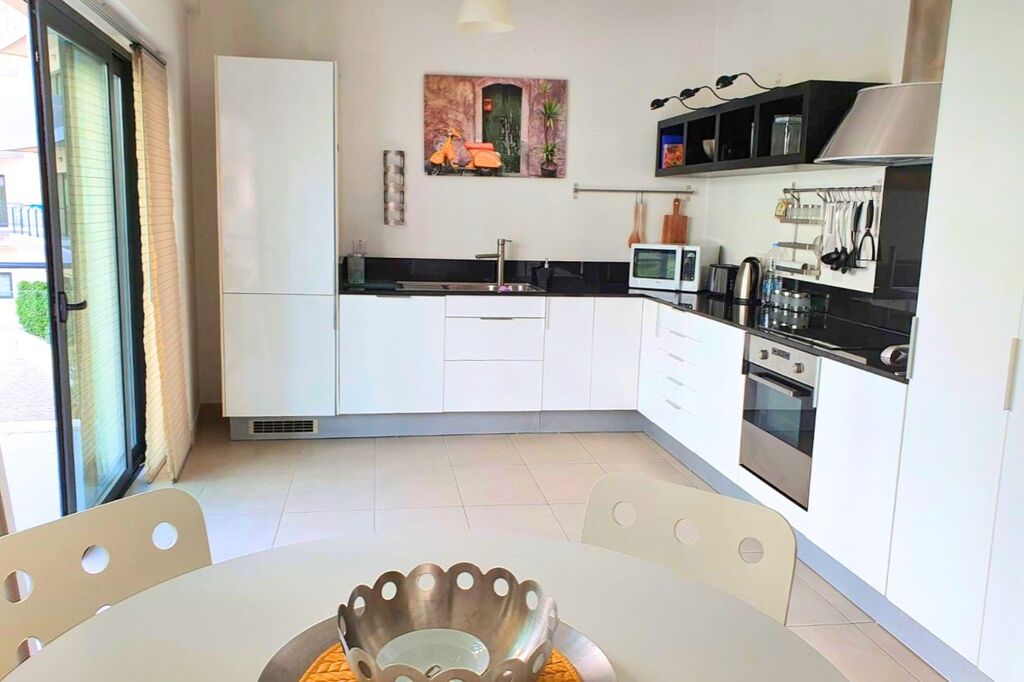 PenderGardens-Three-bedroom-furnished-apartment-for-rent-Christies