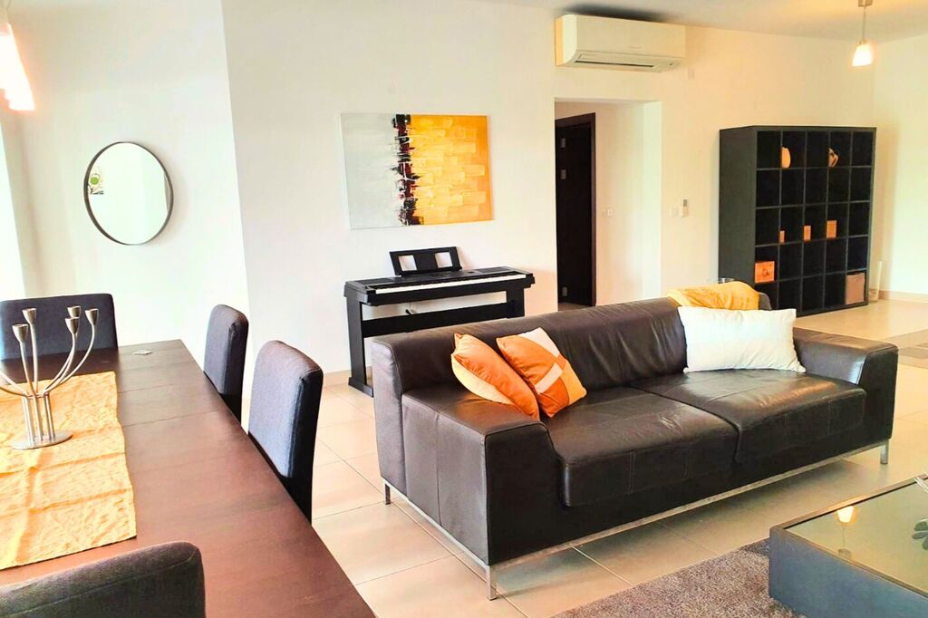 PenderGardens-Three-bedroom-furnished-apartment-to-let-Christies