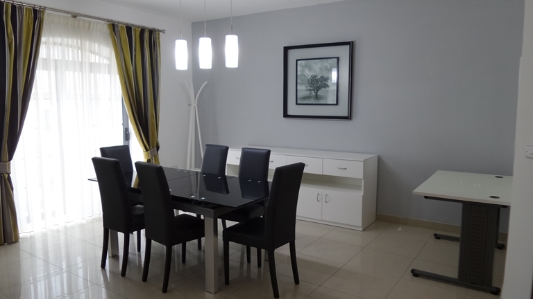 P_001202_Dining.jpg