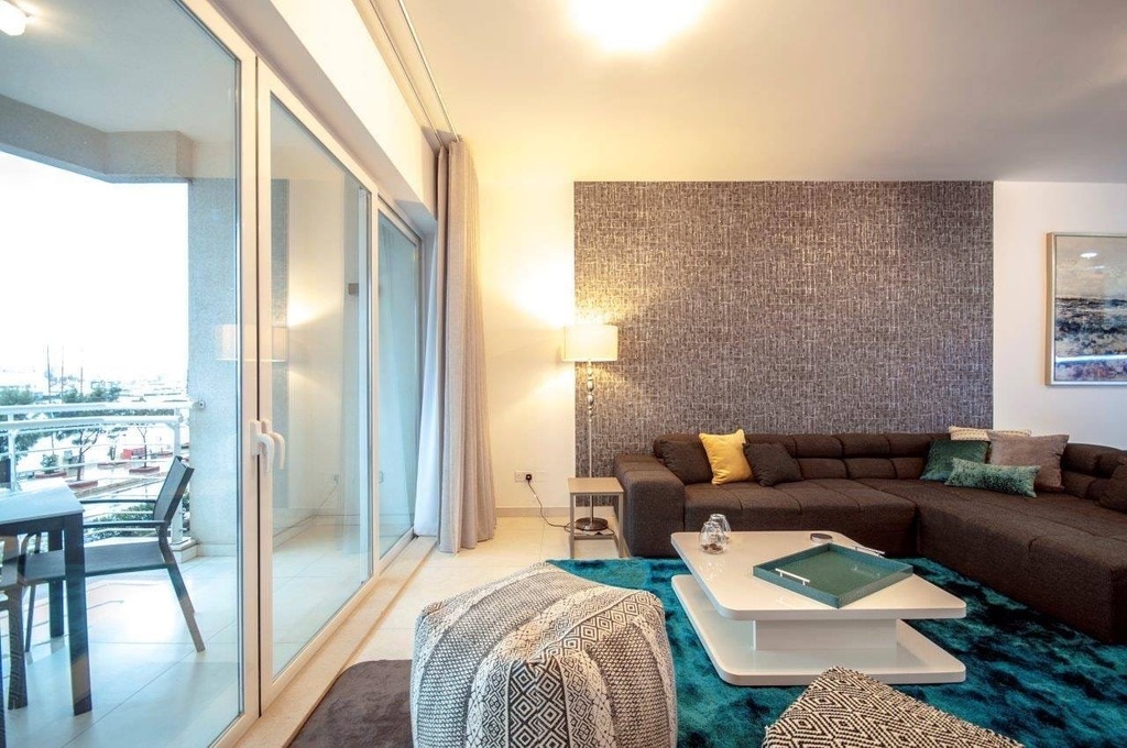 P_001242_living_room_leading_to_