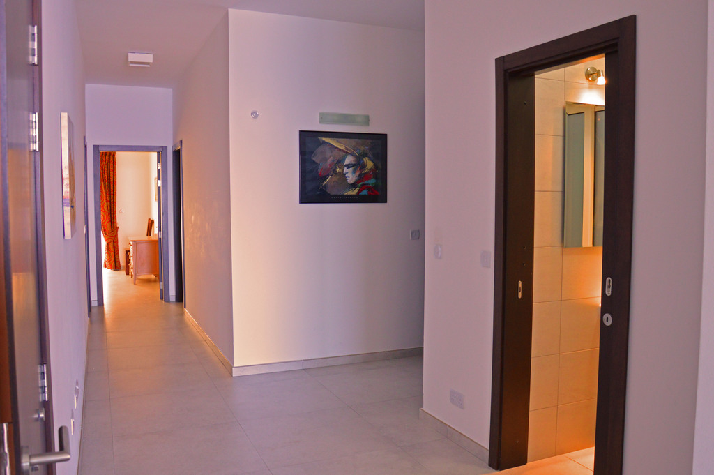 P_001667_Hall_2.JPG