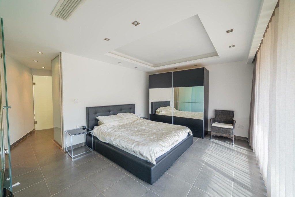 Portomaso, Furnished Duplex Apartment's Image 3