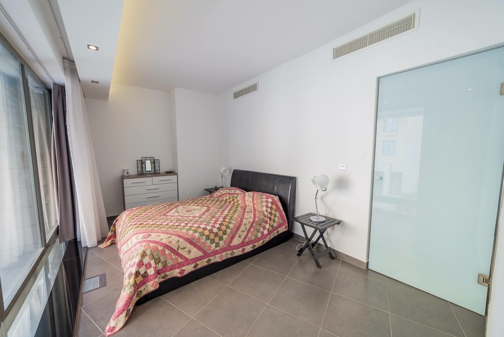 Portomaso, Furnished Duplex Apartment's Image 4