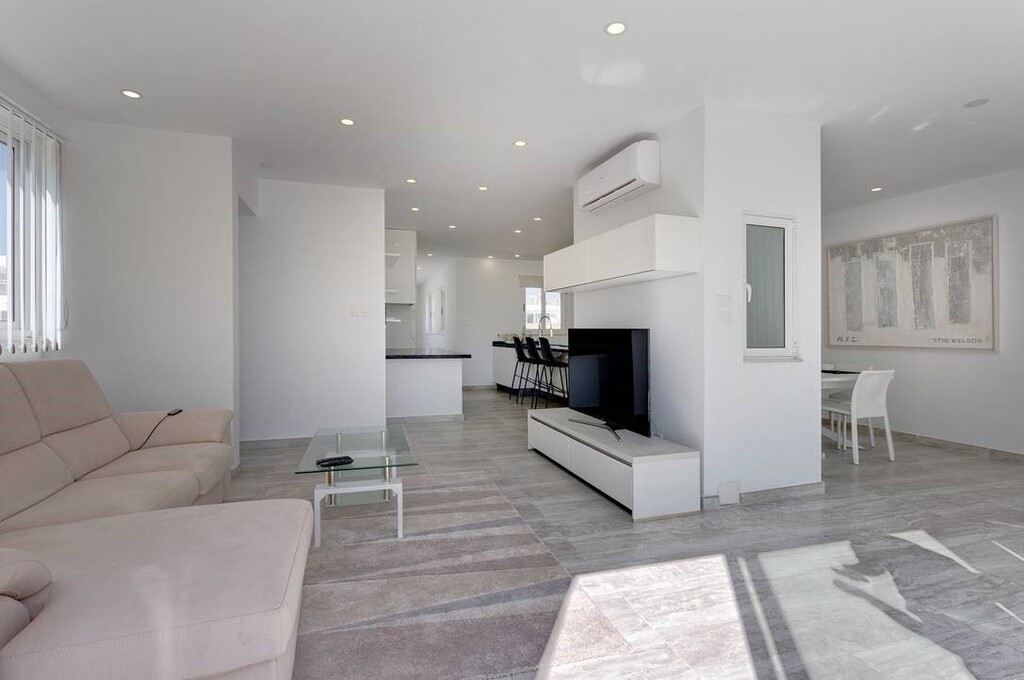 Sliema, Furnished Penthouse's Image 3