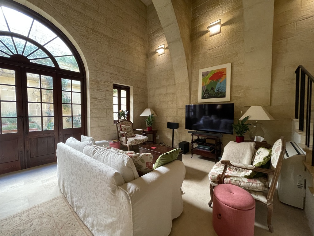 P_003404_Mdina-house-of-characte