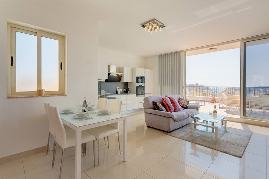 Gzira, Furnished Penthouse's Image 4
