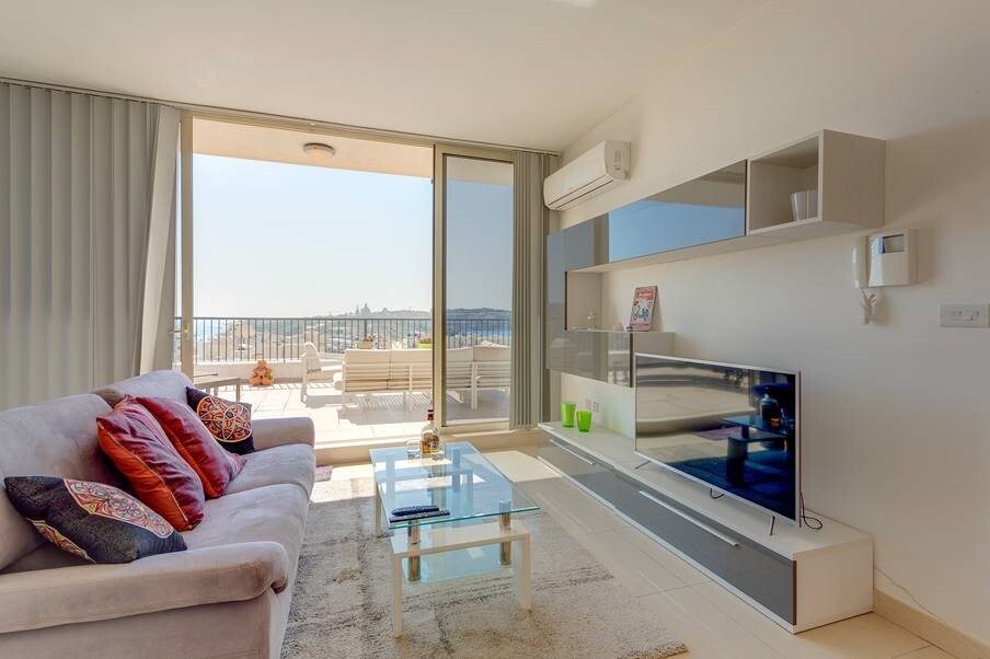 Gzira, Furnished Penthouse's Image 3