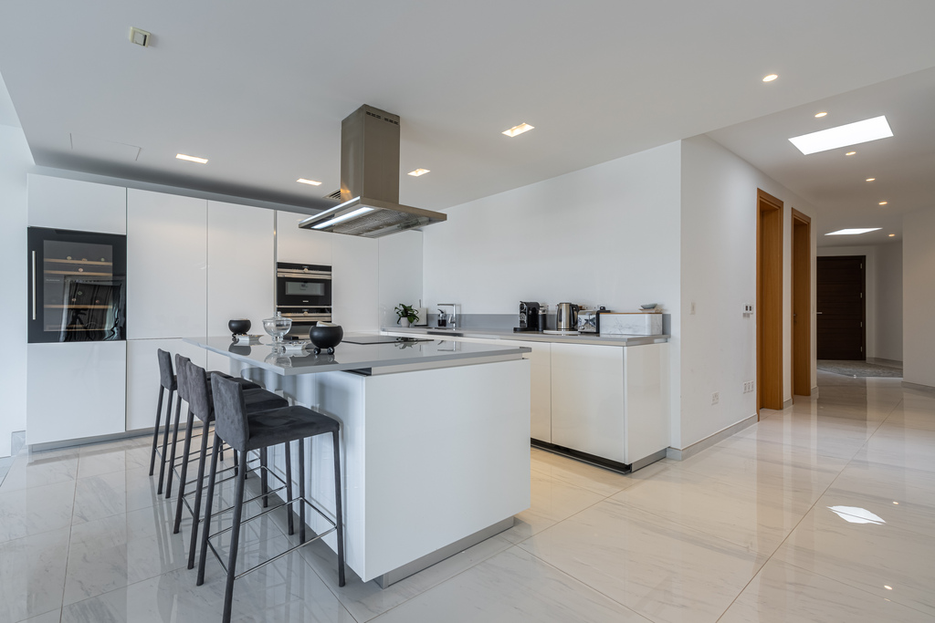 Laguna Portomaso Luxury Furnished Apartment's Image 8