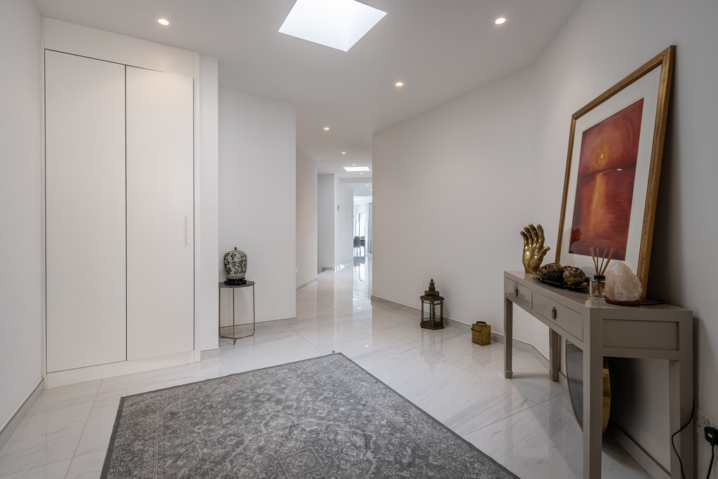 Laguna Portomaso Luxury Furnished Apartment's Image 10