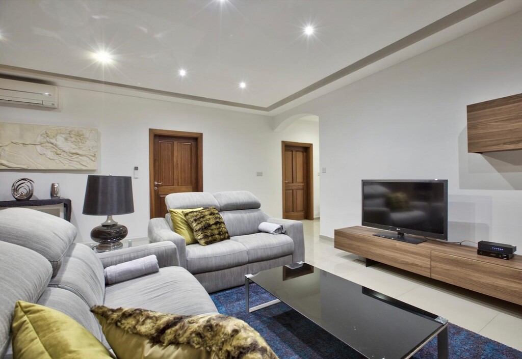 P_004217_modern_spacious_living_