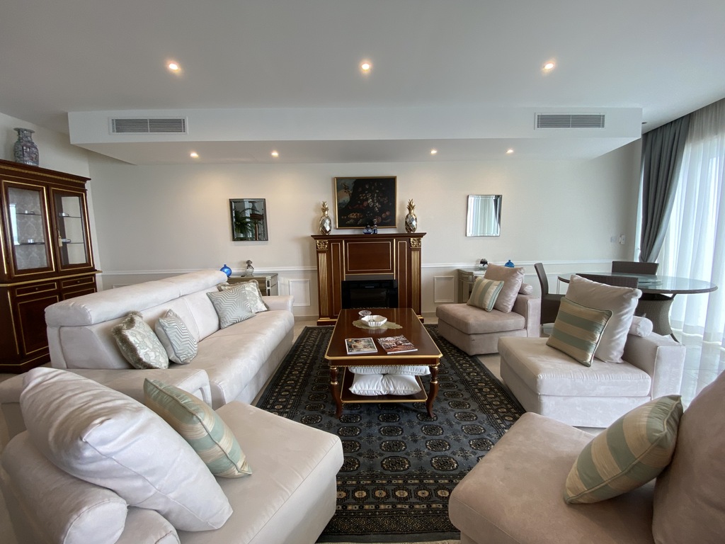 P_004262_Luxury_sitting_room_wit
