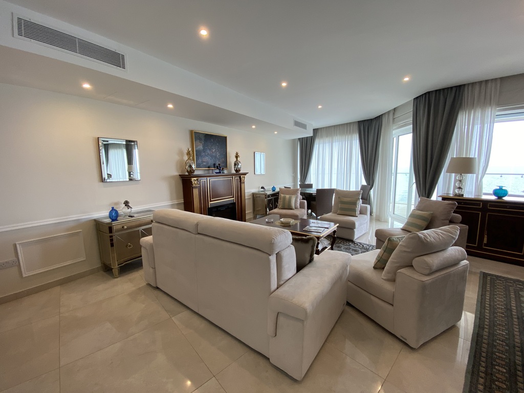 P_004262_Luxury_sitting_room.jpg