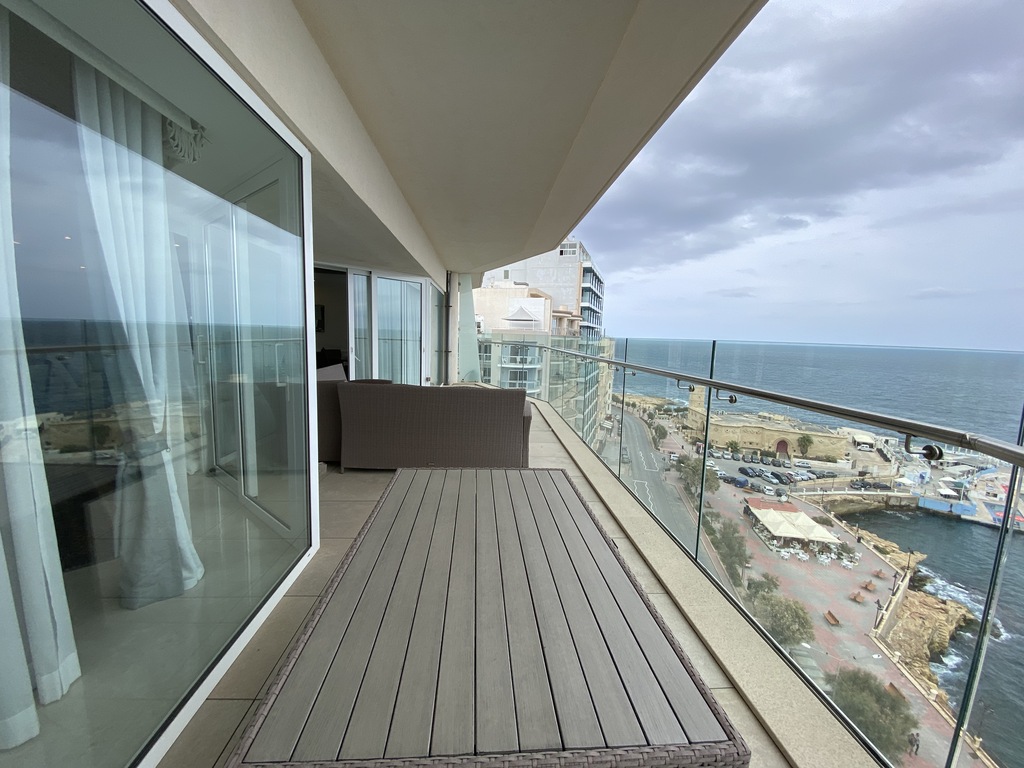 P_004262_Spacious_terrace_with_s