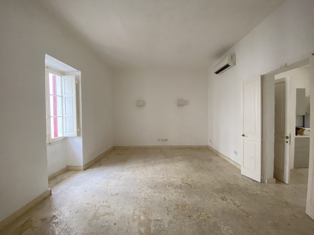 P_004263_Unfurnished_living_room
