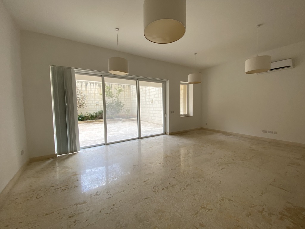 P_004263_Unfurnished_open_plan_i