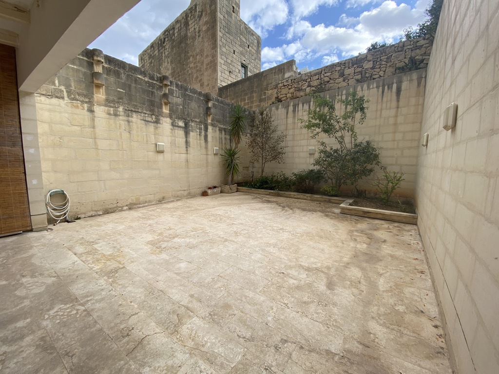 P_004263_Yard_Maltese_Townhouse.
