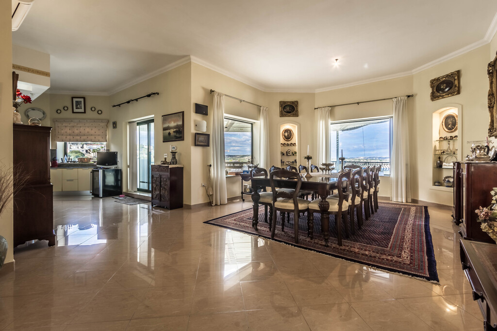 P_004271_Large_dining_area_with_