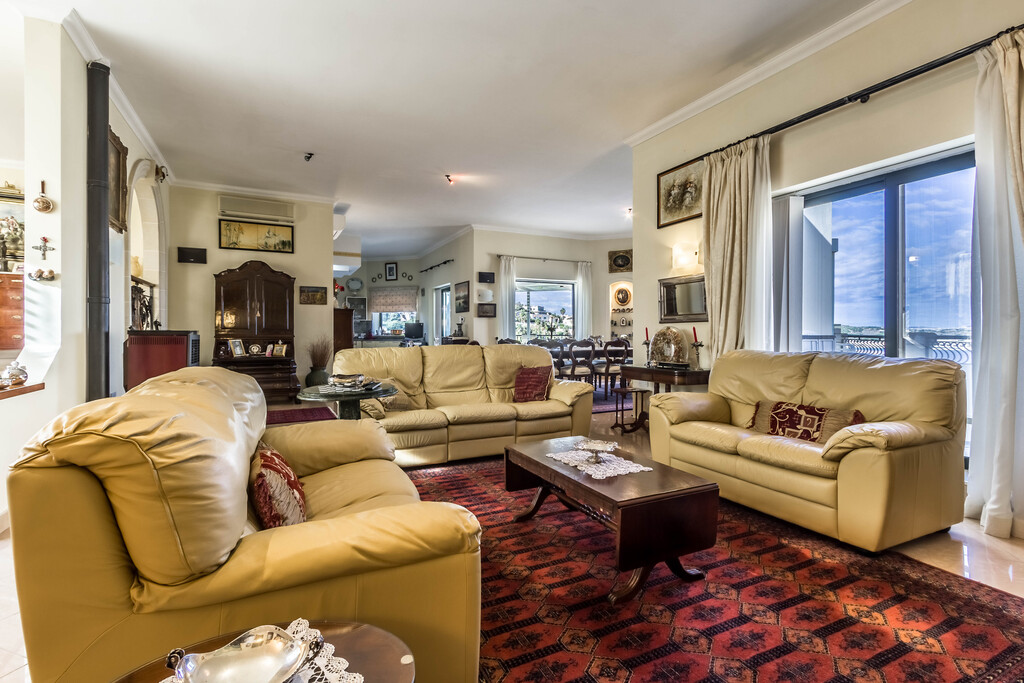 P_004271_large_sitting_room_with