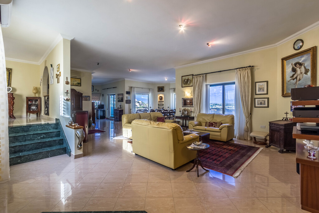 P_004271_Large_sitting_room.jpg