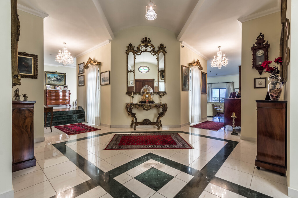 P_004271_Luxurious_entrance_hall