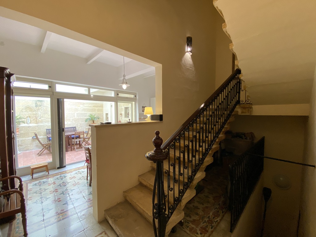 P_004315_staircase.jpg