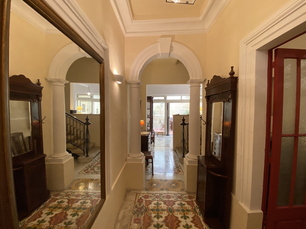 P_004315_traditional_entrance_ha