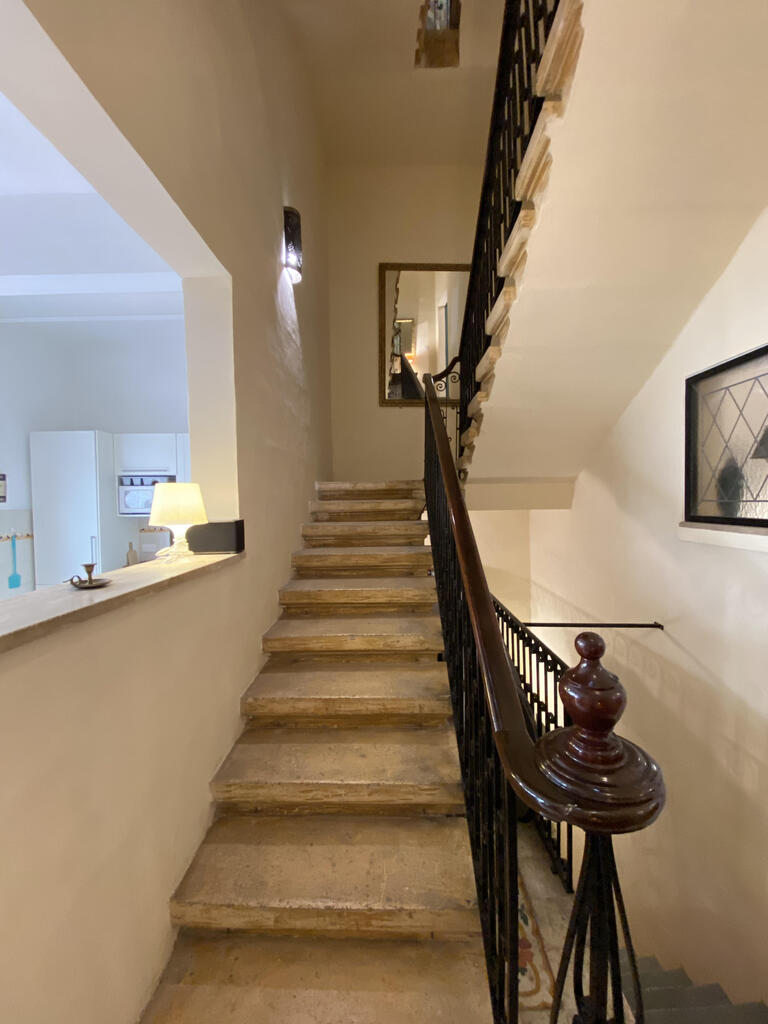 P_004315_traditional_staircase.j