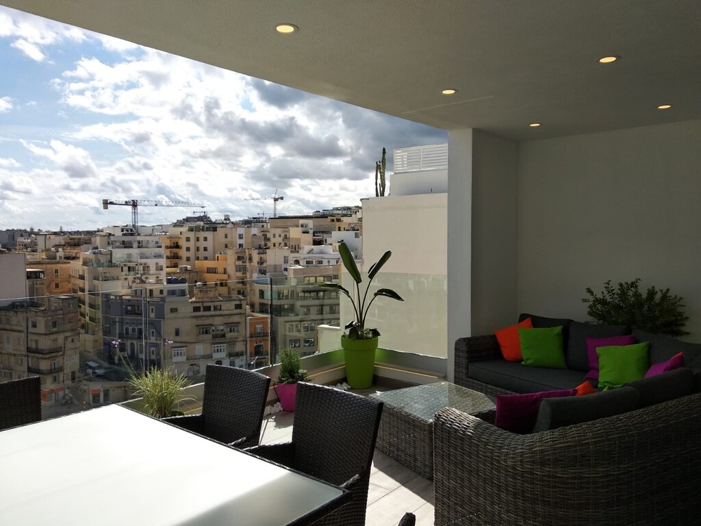 P_004327_Spacious_terrace.jpg