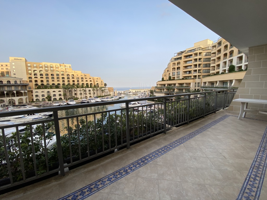 P_004341_Front_spacious_terrace.