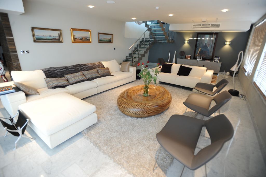 P_004356_spacious_luxury_sitting