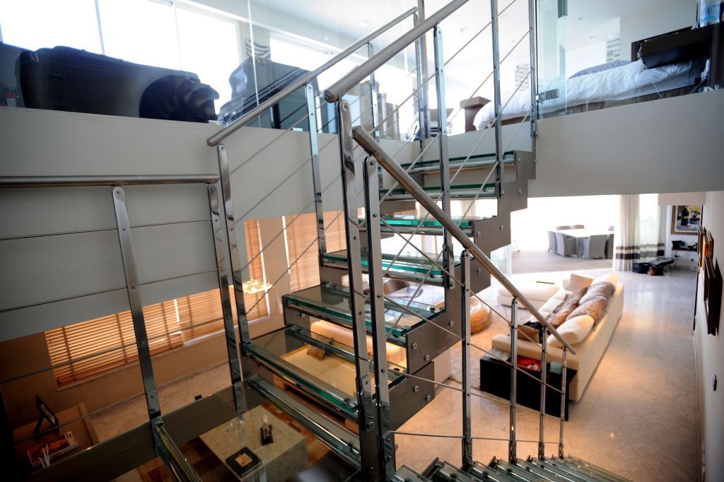 P_004356_staircase_to_bedrooms.J