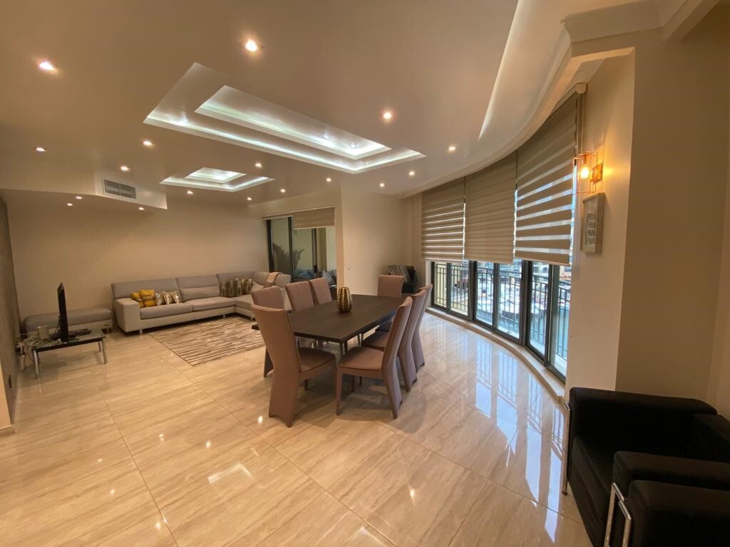 P_004569_Extremely_spacious_livi