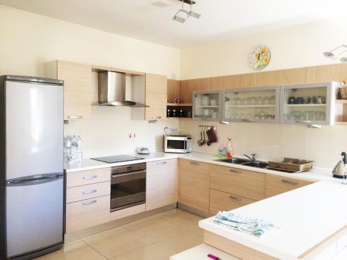 P_004907_St.Julians_apartment_to