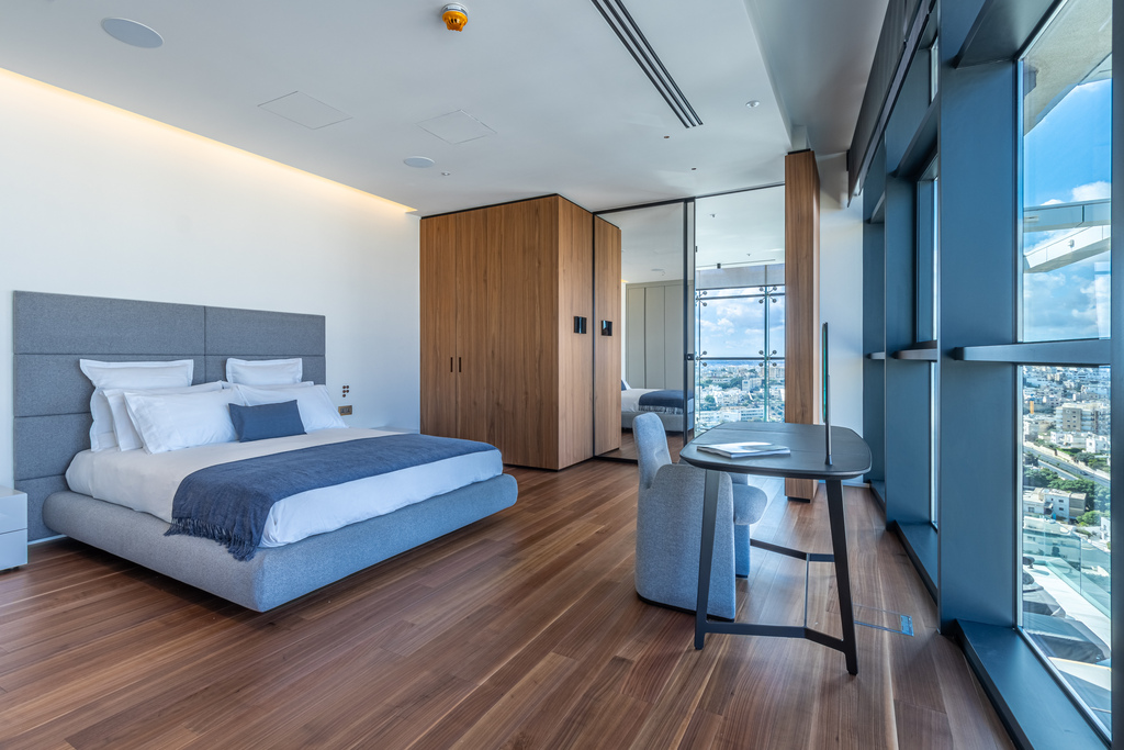 Pendergardens Luxury Furnished Duplex Penthouse's Image 20