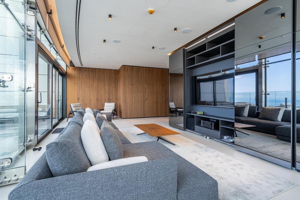 Pendergardens Luxury Furnished Duplex Penthouse's Image 4