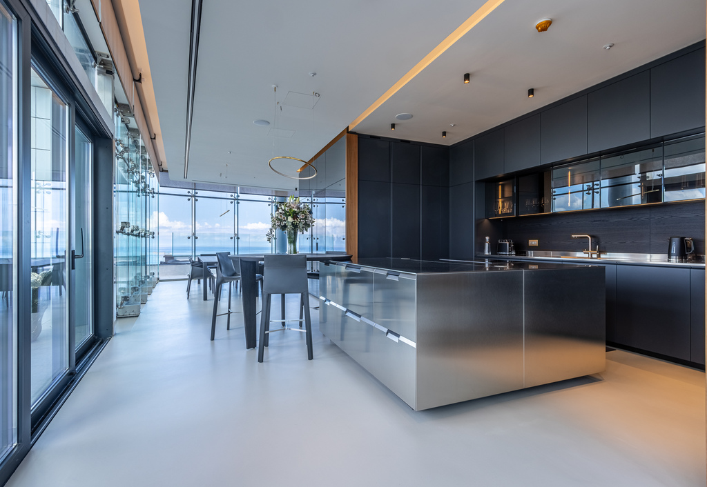 Pendergardens Luxury Furnished Duplex Penthouse's Image 7