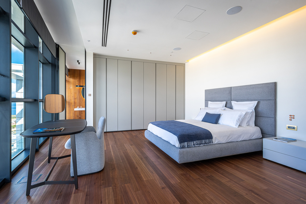 Pendergardens Luxury Furnished Duplex Penthouse's Image 21