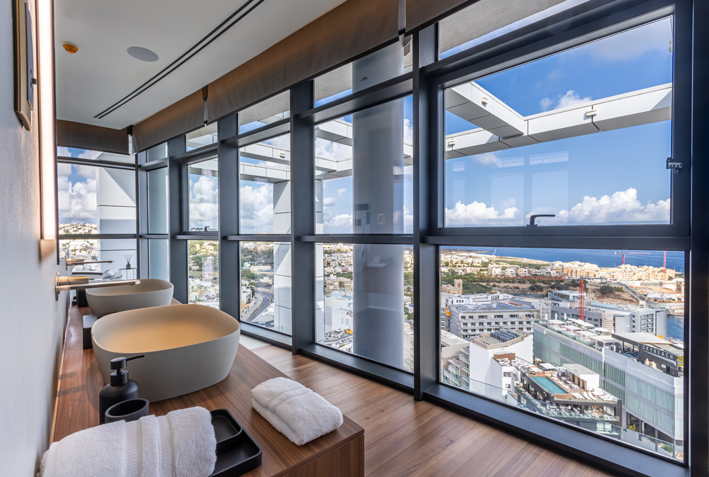 Pendergardens Luxury Furnished Duplex Penthouse's Image 18