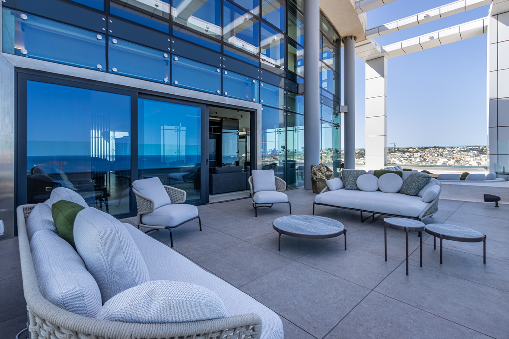 Pendergardens Luxury Furnished Duplex Penthouse's Image 23