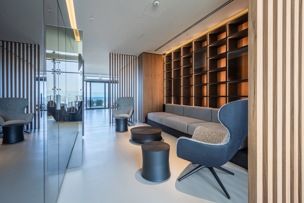 Pendergardens Luxury Furnished Duplex Penthouse's Image 3