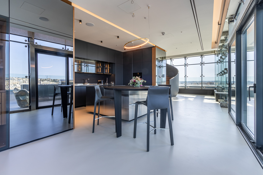 Pendergardens Luxury Furnished Duplex Penthouse's Image 6