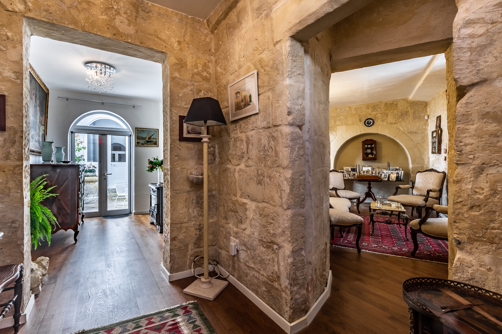 P_005525_Attard-house-of-charact