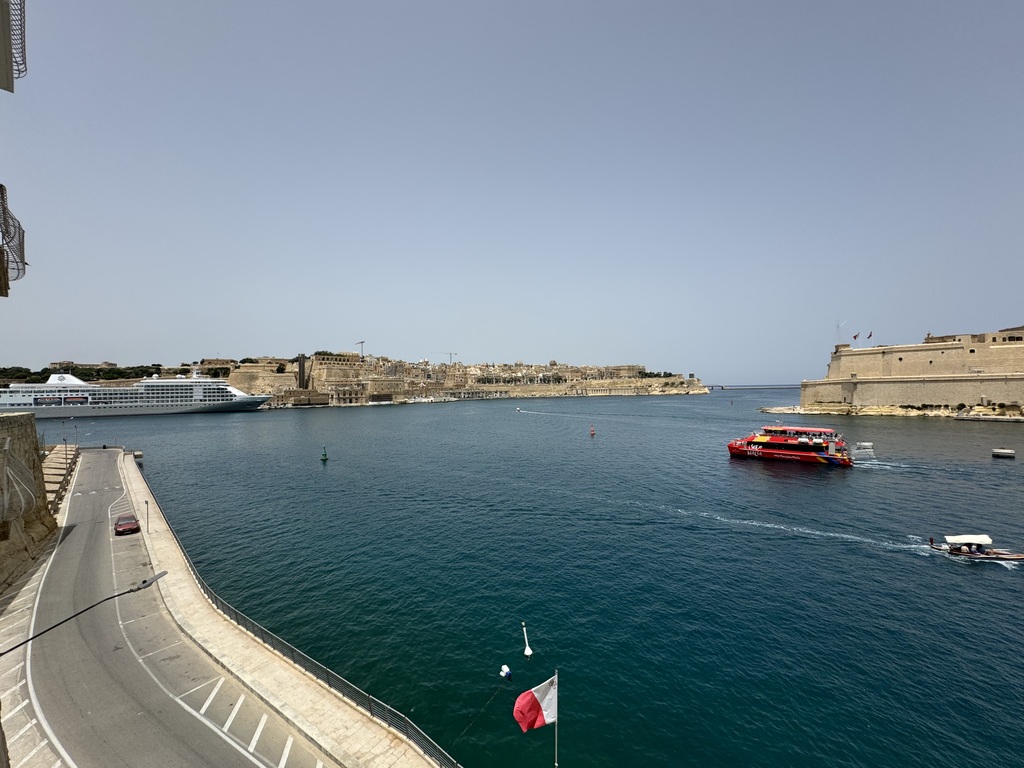 Senglea-apartment-to-let-2-oyster-christies